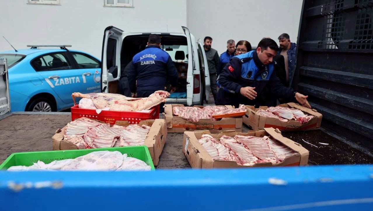 Lastiği patlayınca yardım için duran ekiplere yakalandı! Kilolarca ete el konuldu